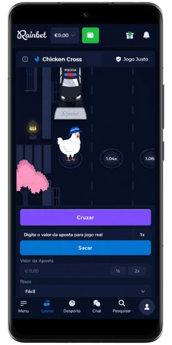 Galinha a atravessar a estrada no Chicken Road Rainbet com o botão Sacar disponível